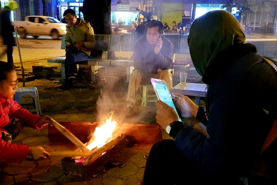 Nhóm lửa là một cách để các tiểu thưởng kinh doanh trên vỉa hè sưởi ấm. 