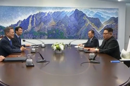 Chủ tịch Triều Tiên Kim Jong Un và Tổng thống Hàn Quốc, Moon Jae-in trong phòng họp kín (Yoonhap)