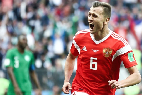 Dennis Cheryshev lập cú đúp giúp đội chủ nhà thắng đậm 5-0 trước Saudi Arabia. Ảnh: TheGuardian