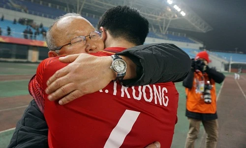 Đội trưởng Xuân Trường thi đấu điềm tĩnh đúng với vai trò thủ lĩnh trên sân của U-23 Việt Nam