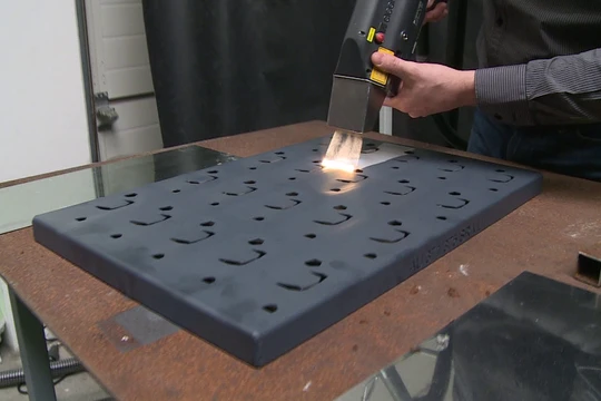 Cỗ máy làm sạch gỉ sét và bụi bẩn bằng laser dùng trong công nghiệp. Nguôn: Insider