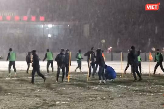 Bài tập luyện thể lực dưới tuyết vô cùng khắc nghiệt của các cầu thủ U23 Uzbekistan