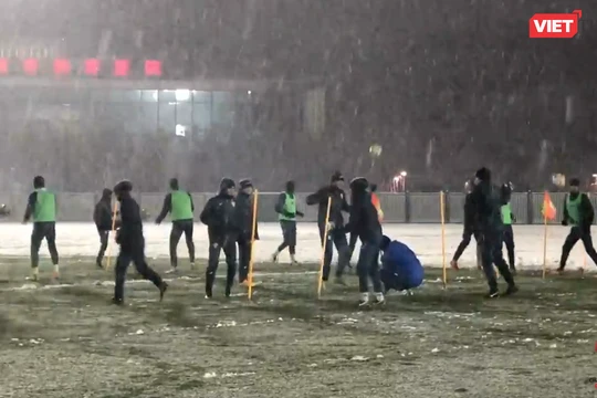 Bài tập luyện thể lực dưới tuyết vô cùng khắc nghiệt của các cầu thủ U23 Uzbekistan