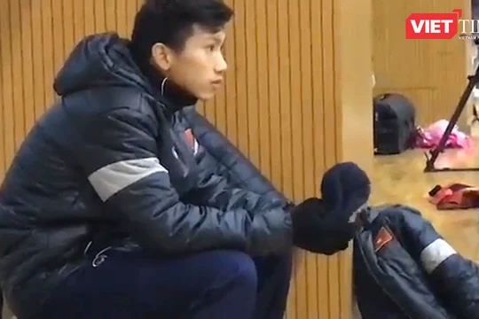 Văn Hậu chưa thể tham gia tập luyện cùng cả đội vì chấn thương. 