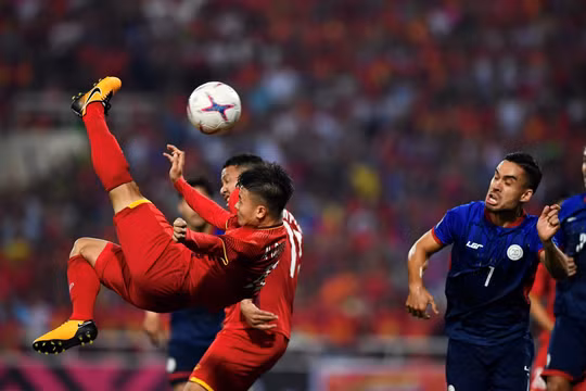 Pha móc bóng đẹp mắt của Quang Hải trong trận Bán kết trước PhilippinesẢnh: Zing