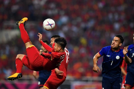 Pha móc bóng đẹp mắt của Quang Hải trong trận Bán kết trước PhilippinesẢnh: Zing