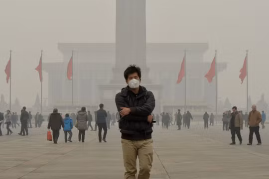 Nghiên cứu công bố năm 2015 cho thấy mỗi ngày tại Trung Quốc có 4.000 người chết do ô nhiễm không khí. Trung bình mỗi năm có 1.6 triệu người Trung Quốc qua đời bởi ô nhiễm không khí, chiếm 17% nguyên nhân tử vong tại quốc gia tỷ dân. Ảnh: CNN Money