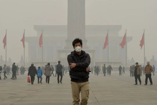 Nghiên cứu công bố năm 2015 cho thấy mỗi ngày tại Trung Quốc có 4.000 người chết do ô nhiễm không khí. Trung bình mỗi năm có 1.6 triệu người Trung Quốc qua đời bởi ô nhiễm không khí, chiếm 17% nguyên nhân tử vong tại quốc gia tỷ dân. Ảnh: CNN Money