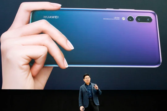 Giám đốc điều hành tập đoàn Huawei, Richard Yu trong lễ ra mắt Huawei P20 tại Le Grand Palais ở Paris hồi tháng 3. Ảnh: CNBC