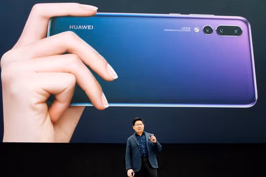 Giám đốc điều hành tập đoàn Huawei, Richard Yu trong lễ ra mắt Huawei P20 tại Le Grand Palais ở Paris hồi tháng 3. Ảnh: CNBC