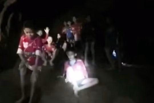 12 cậu bé và HLV của đội bóng nhí Thái Lan được tìm thấy an toàn trong một hang động. Ảnh: AP