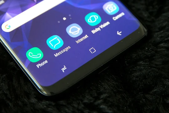 Sự cố trên ứng dụng tin nhắn Galaxy Messages đang khiến cuộc sống riêng tư của người dùng rò rỉ mà họ không hề hay biết. Ảnh: Gizmodo