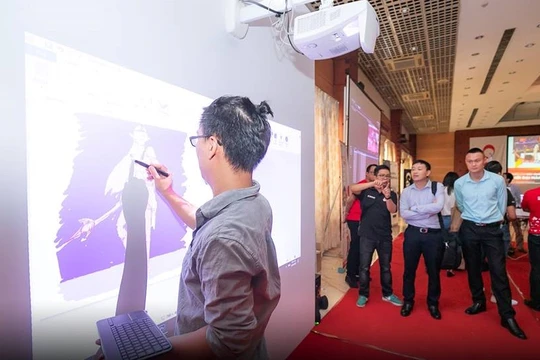 Vẽ hình trực tiếp lên màn chiếu