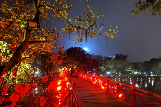 Cầu Thê Húc rực rỡ trong đêm giao thừa