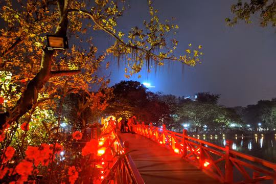 Cầu Thê Húc rực rỡ trong đêm giao thừa