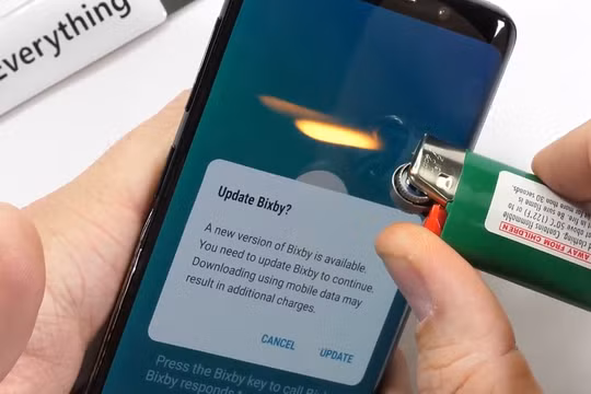 Màn hình của Galaxy S9 chịu được khoảng 20 giây dưới nguồn nhiệt trước khi điểm ảnh hóa trắng. Nguồn: JerryRiggEverything