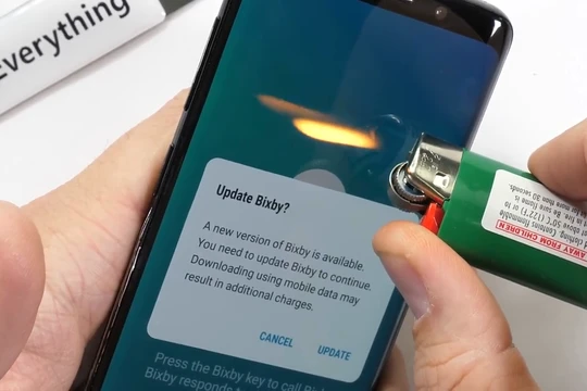Màn hình của Galaxy S9 chịu được khoảng 20 giây dưới nguồn nhiệt trước khi điểm ảnh hóa trắng. Nguồn: JerryRiggEverything