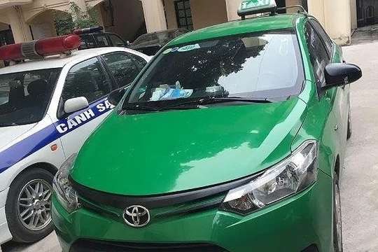 Chiếc xe Taxi Mai Linh hất chiến sĩ công an lên nóc capo. Nguồn: ANTĐ