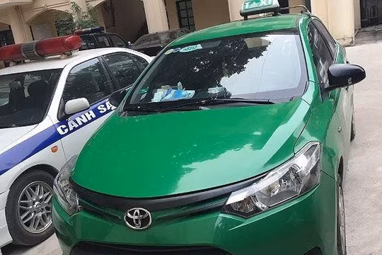 Chiếc xe Taxi Mai Linh hất chiến sĩ công an lên nóc capo. Nguồn: ANTĐ