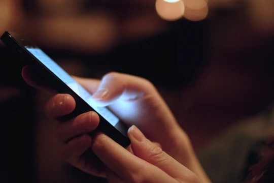 Ánh sáng xanh ảnh hưởng tới giấc ngủ của bạn. Ảnh: HuffPost