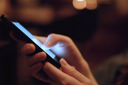 Ánh sáng xanh ảnh hưởng tới giấc ngủ của bạn. Ảnh: HuffPost