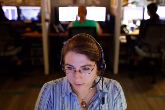 Các điện thoại viên tại các trung tâm chăm sóc khách hàng có nguy cơ mất việc vì Google Duplex. Ảnh: AP