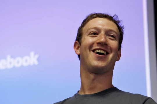 CEO của Facebook, Mark Zuckerberg đa phản pháo Apple và Tim Cook trên kênh phát thanh của trang Vox. Nguồn: FOU 