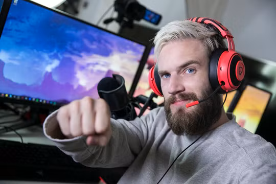 PewDiePie, tên thật là Felix Jjellberg đang là ngôi sao ăn khách hàng đầu YouTube. Ảnh: Medium