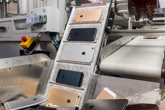 Cứ mỗi 100.000 chiếc iPhone được tái chế, Apple thu lại được 1900 kg nhôm; 0,97kg vàng; 7,5 kg bạc; 710 kg đồng và một khối lượng lớn các nguyên tố hiếm khác. Nguồn: Fores