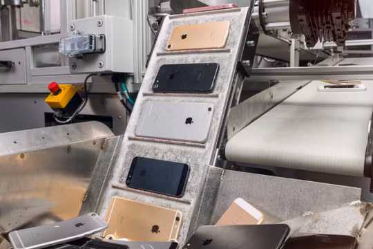 Cứ mỗi 100.000 chiếc iPhone được tái chế, Apple thu lại được 1900 kg nhôm; 0,97kg vàng; 7,5 kg bạc; 710 kg đồng và một khối lượng lớn các nguyên tố hiếm khác. Nguồn: Fores