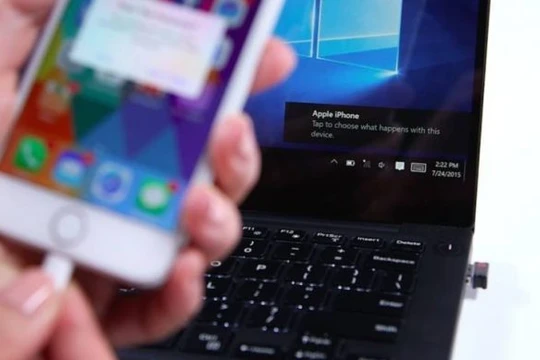 Người dùng có thể đồng bộ ảnh từ iPhone tới máy tính Windows 10 mà không cần tới cáp kết nối Lightning. Nguồn: Techrum