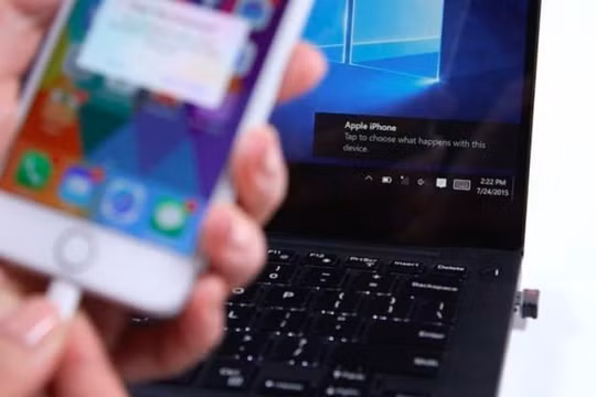 Người dùng có thể đồng bộ ảnh từ iPhone tới máy tính Windows 10 mà không cần tới cáp kết nối Lightning. Nguồn: Techrum