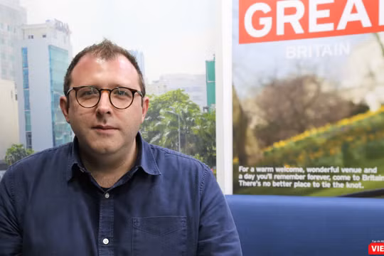 Ông Tom Townsend, trưởng bộ phận Chính sách Dữ liệu, bộ Kỹ thuật số, Văn hóa, Truyền thông & Thể thao chia sẻ kinh nghiệm quản lý dữ liệu trong chính phủ điện tử tại Tọa đàm "Mở dữ liệu Chính phủ - Kinh nghiệm từ Vương quốc Anh" do Viện Nghiên cứu Chính s