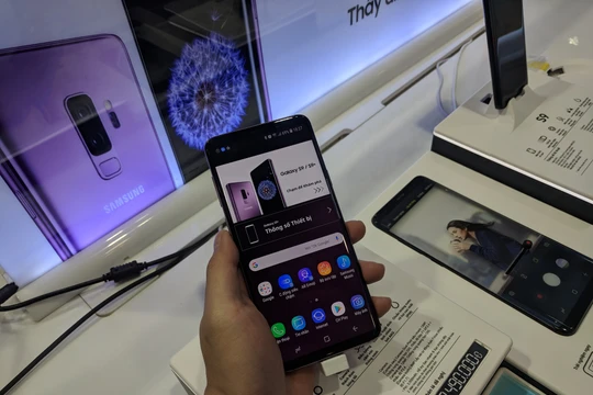 Galaxy S9/S9+ vẫn giữ được điểm nhấn đặc trưng và cảm giác của một thiết bị cao cấp