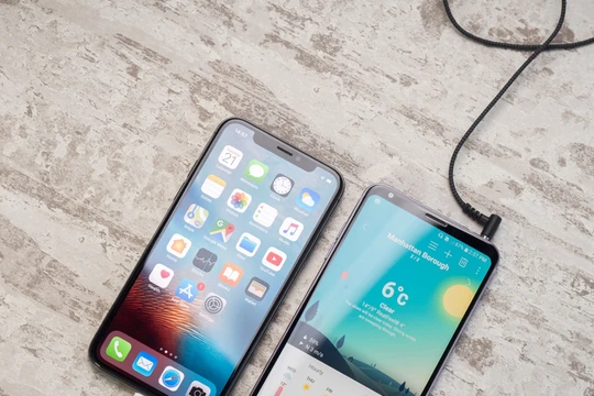 iPhone không còn cổng tai nghe là lý do người dùng chuyển sang Android. Nguồn: PhoneArena