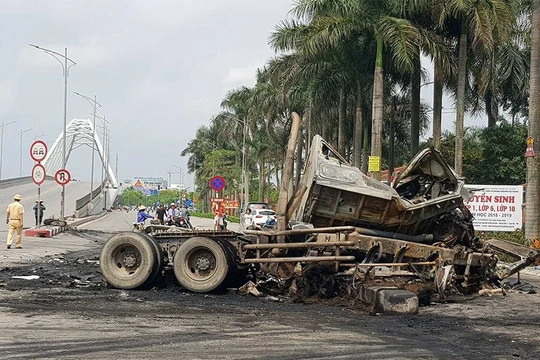 Hiện trường vụ tai nạn nghiêm trọng rạng sáng ngày 9/5. Nguồn: Vietnamnet