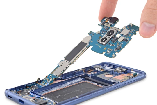 Phần bo mạch chủ của Galaxy S9 có thể tháo rời dễ dàng khỏi khung máy chỉ bằng 1 chiếc tua vít. Nguồn: iFixit