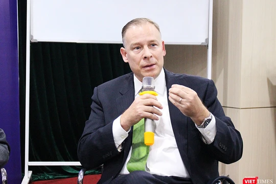 Ông Thomas Dougherty phát biểu tại Tọa đàm An ninh mạng: Kinh nghiệm quốc tế và Điều chỉnh chính sách ở Việt Nam (23/3). Nguồn: VietTimes