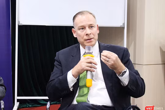 Ông Thomas Dougherty phát biểu tại Tọa đàm An ninh mạng: Kinh nghiệm quốc tế và Điều chỉnh chính sách ở Việt Nam (23/3). Nguồn: VietTimes