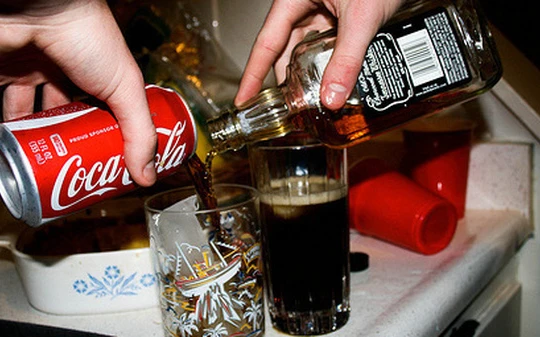 Trong lịch sử 126 năm của Coca-Cola, đây là lần đầu tiên hãng dự định ra mắt một loại thức uống có cồn. Popsugar