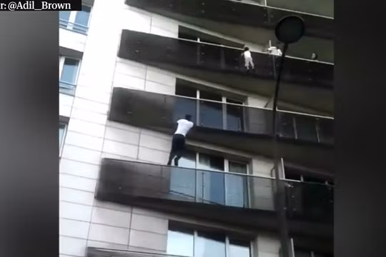 "Người nhện Paris" Mamoudou Gassama leo bằng tay không lên tầng 4 của một tòa chung cư để giải cứu bé trai mắc kẹt. Nguồn: Twitter