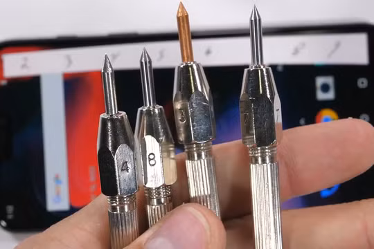 Nguồn: JerryRigEverything