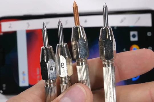 Nguồn: JerryRigEverything