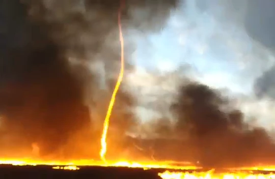 Cơn lốc lửa trên bầu trời nước Anh