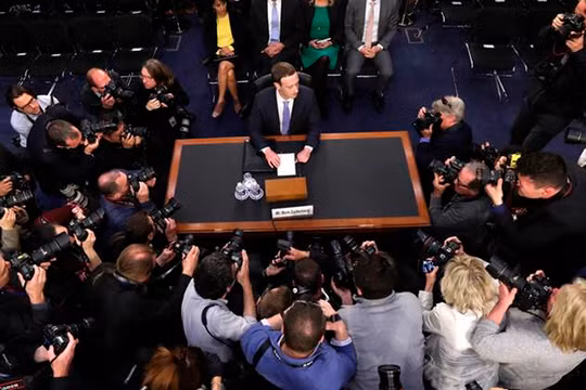 Ông Zuckerberg xuất hiện trong buổi điều trần về "Sự riêng tư trên Facebook, Truyền thông xã hội và Việc sử dụng và dụng dữ liệu" ngày 11/4. Nguồn: IE