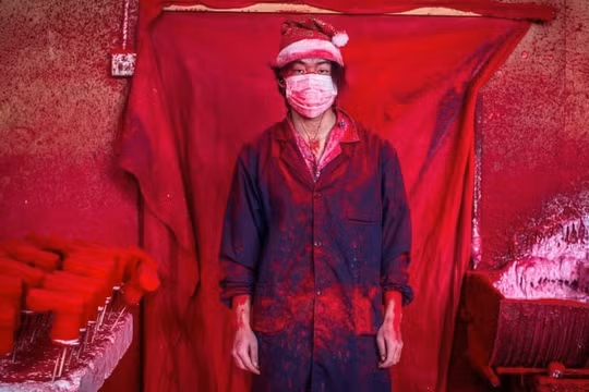 Anh Wei (19 tuổi) đến từ tỉnh Quý Châu, hiện đang làm việc cho một nhà máy sản xuất đồ trang trí Giáng sinh tại thị xã Nghĩa Ô. Ảnh: The Guardian