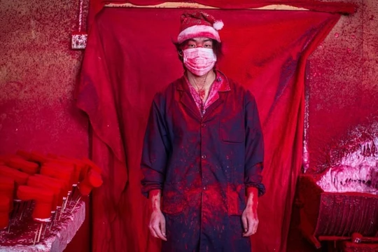 Anh Wei (19 tuổi) đến từ tỉnh Quý Châu, hiện đang làm việc cho một nhà máy sản xuất đồ trang trí Giáng sinh tại thị xã Nghĩa Ô. Ảnh: The Guardian