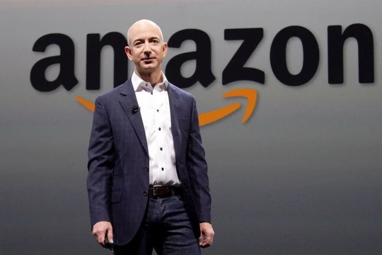 Theo thống kê đầu năm 2018, tổng tài sản ước tính của CEO Amazon, Jeff Bezos là 105 tỷ USD, vượt qua kỷ lục của ông Bill Gates năm 1999. Nguồn: Fortune