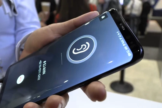 Nguyên mẫu smartphone tích hợp công nghệ truyền âm qua màn hình của Samsung tại SID 2018. Ảnh: SamsungDisplay