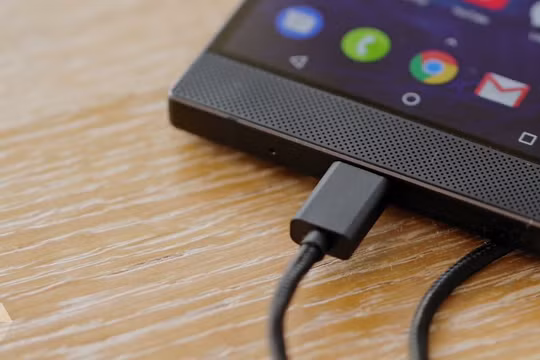 Quick Charge là công nghệ sạc nhanh nổi tiếng của Qualcomm dành cho thiết bị sử dụng chip xử lý Snapdragon. Nguồn: Rozetked